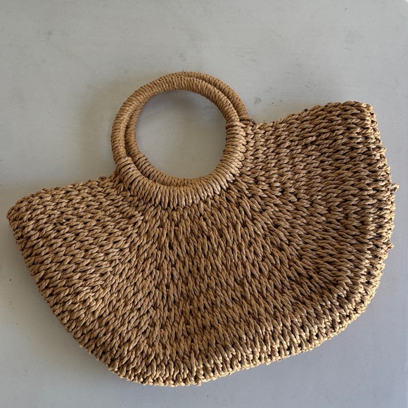 Elegant Tan Woven Handbag - Picture 3 of 4